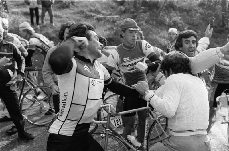 raulbmd's tweet photo. En 1984 en la quinta etapa de la París- Niza, hubo una manifestación que bloqueó la carrera y Bernard Hinault se fajo a puñetazos con los manifestantes @mario_sabato @LauralozanoR @PROFE_RESTREPO https://t.co/VLQNzaTc3N