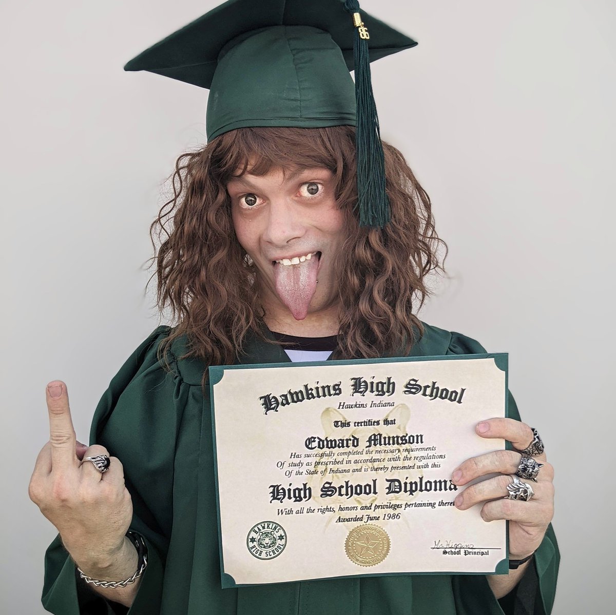 jrnelson's tweet image. For you Mr. Higgins 🖕🎓🤘🔥🖤 (the ending Eddie Munson deserved) @Stranger_Things @netflix @NetflixGeeked @NetflixUK @GatenM123 @finnwolfhard @SadieSink @calebmclaughlin @NataliaDyer