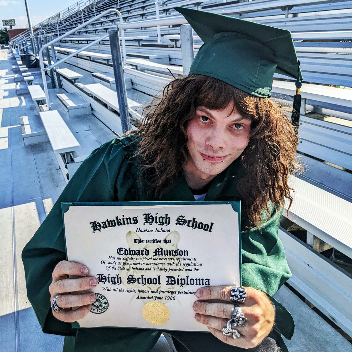 jrnelson's tweet image. For you Mr. Higgins 🖕🎓🤘🔥🖤 (the ending Eddie Munson deserved) @Stranger_Things @netflix @NetflixGeeked @NetflixUK @GatenM123 @finnwolfhard @SadieSink @calebmclaughlin @NataliaDyer