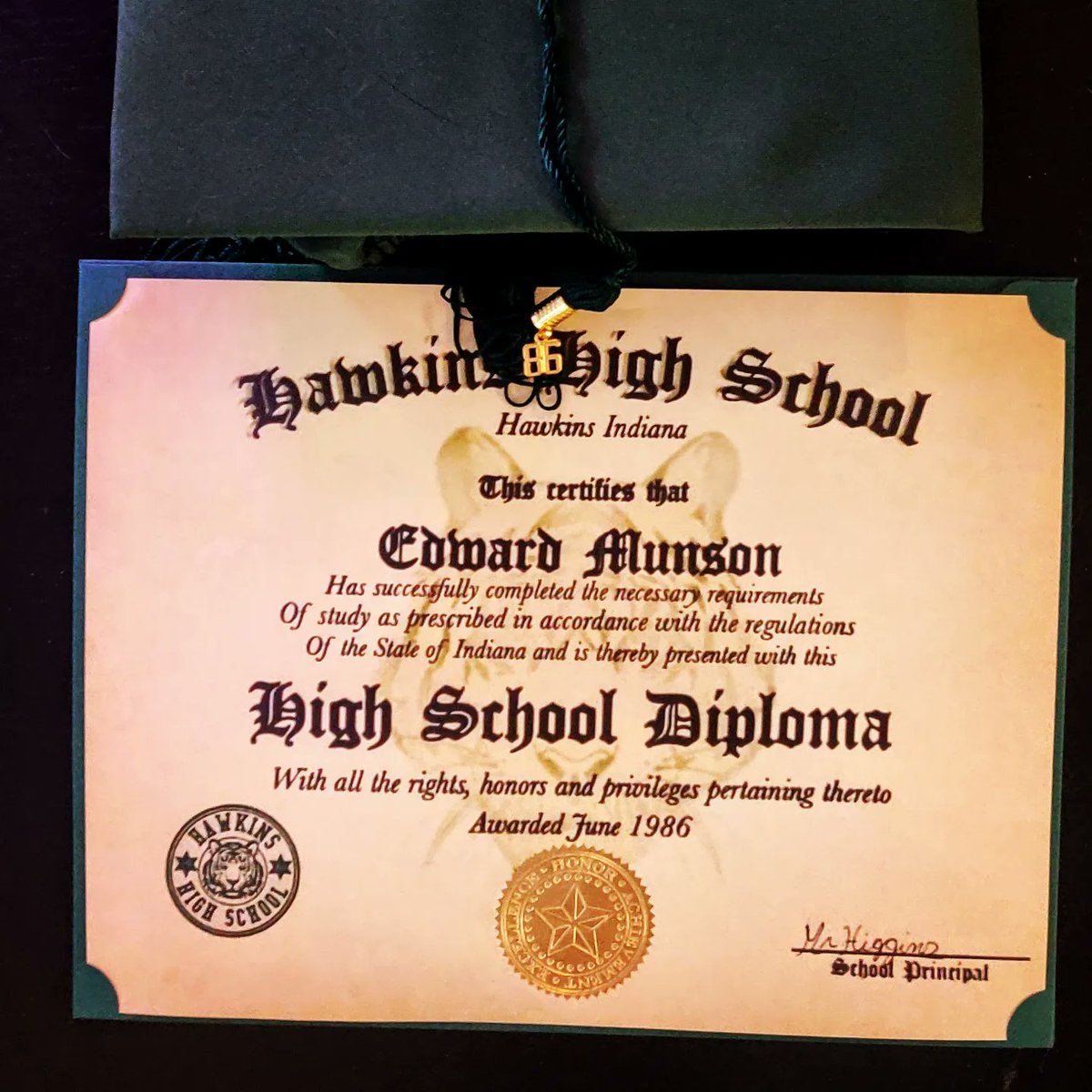 jrnelson's tweet image. For you Mr. Higgins 🖕🎓🤘🔥🖤 (the ending Eddie Munson deserved) @Stranger_Things @netflix @NetflixGeeked @NetflixUK @GatenM123 @finnwolfhard @SadieSink @calebmclaughlin @NataliaDyer