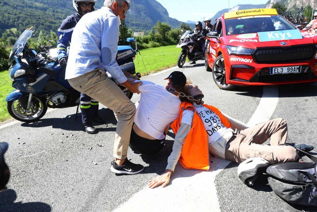infociclismoo's tweet photo. ⛓Los manifestantes que detuvieron temporalmente a falta de 33 kilómetros la disputa de la Etapa 10 del Tour de Francia 🇫🇷 #TDF #TDF2022
📸 @GettyImages https://t.co/1MxVpkMfEc