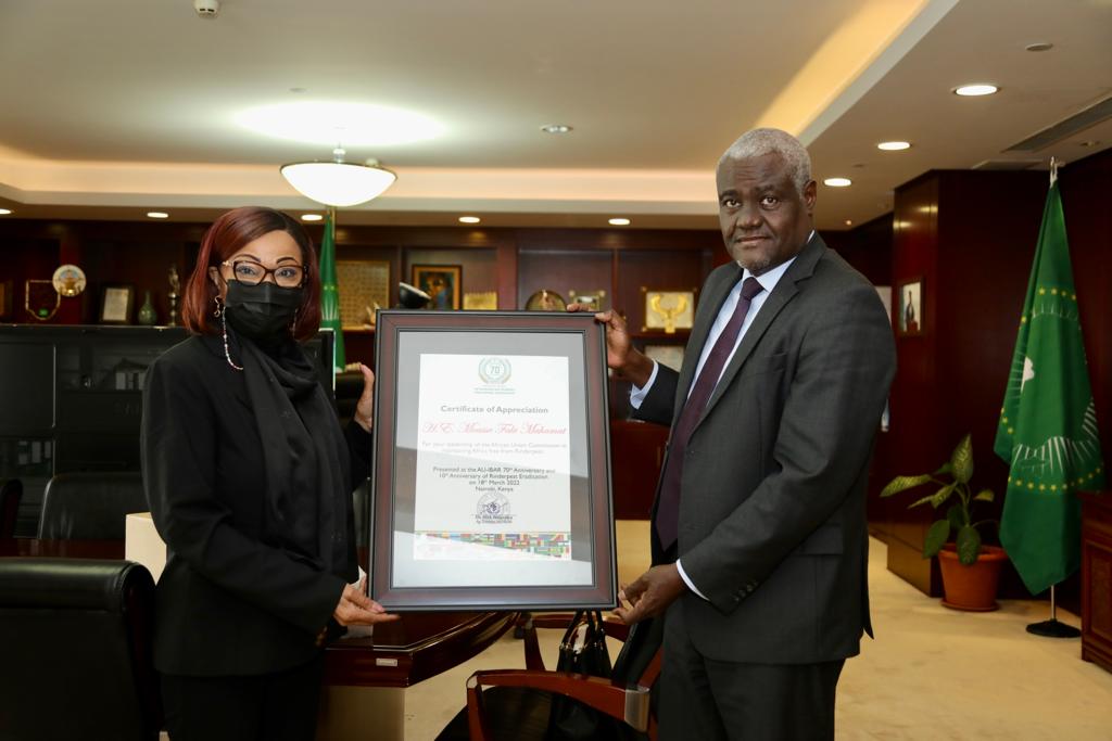 JosefaSacko's tweet photo. It was of great honor to present an award gift to H.E Mousa Faki Mahamat,@AUC_MoussaFaki, Chairperson of @_AfricanUnion,upon the commemoration of the 70th anniversary of @au_ibar. Celebrating the AU great leadership &amp; achievements made thus far to our continent. Congratulations! https://t.co/ZdaofwbWoD