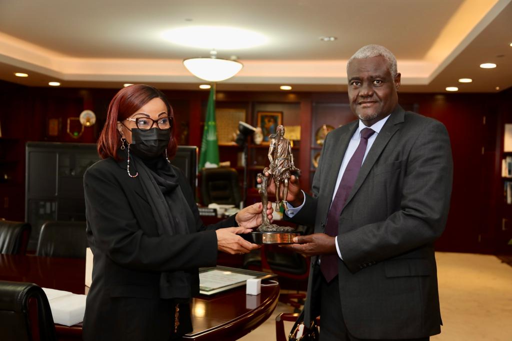 JosefaSacko's tweet photo. It was of great honor to present an award gift to H.E Mousa Faki Mahamat,@AUC_MoussaFaki, Chairperson of @_AfricanUnion,upon the commemoration of the 70th anniversary of @au_ibar. Celebrating the AU great leadership &amp; achievements made thus far to our continent. Congratulations! https://t.co/ZdaofwbWoD