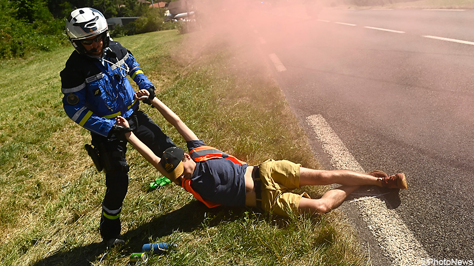 sporza_koers's tweet photo. Opschudding in de Tour: vastgeketende actievoerders brengen de hele koers tot stilstand

https://t.co/3UjNnPTW67 #TDF2022 https://t.co/0s6XwebjGk