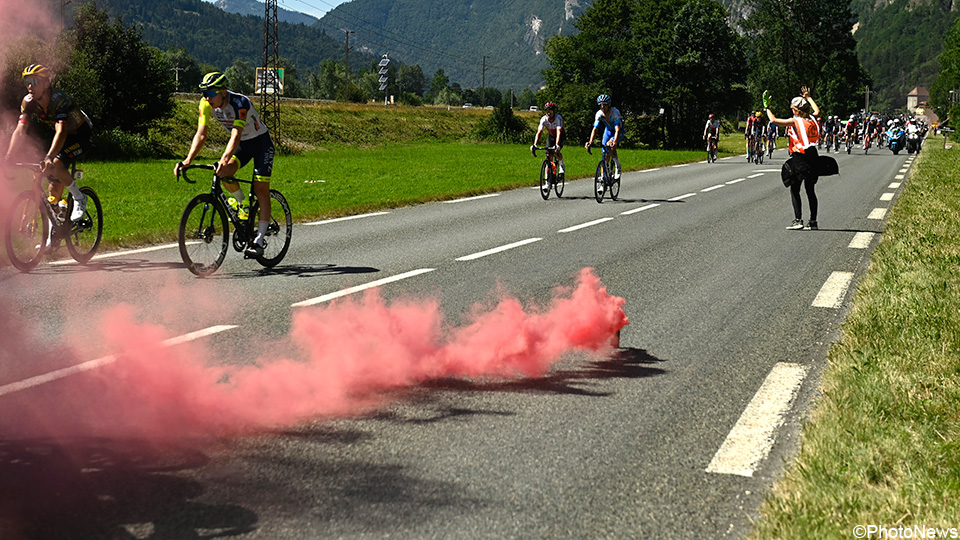 sporza_koers's tweet photo. Opschudding in de Tour: vastgeketende actievoerders brengen de hele koers tot stilstand

https://t.co/3UjNnPTW67 #TDF2022 https://t.co/0s6XwebjGk