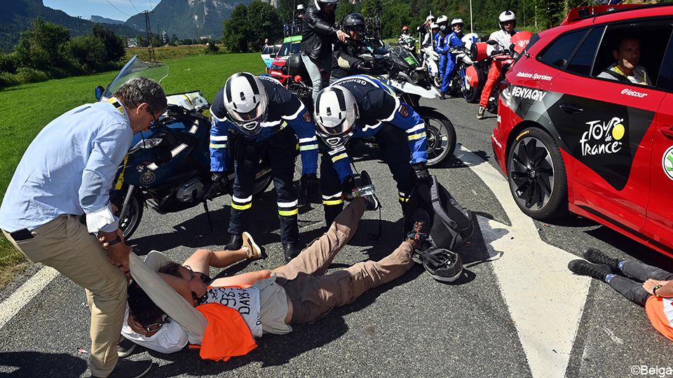sporza_koers's tweet photo. Opschudding in de Tour: vastgeketende actievoerders brengen de hele koers tot stilstand

https://t.co/3UjNnPTW67 #TDF2022 https://t.co/0s6XwebjGk