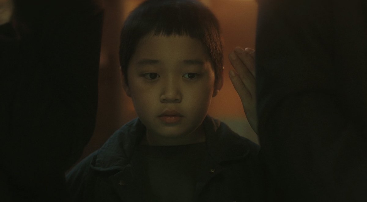 circulate9oo's tweet photo. The man who whispered to Gyehoon in #LinkEp2 was standing behind Gyehoon’s dad. Looking at the shots of the crowd in that scene, the fish vendor was standing exactly right in that spot.
#LinkEp12 #LinkEatLoveKill https://t.co/q6V5QK8Cmj