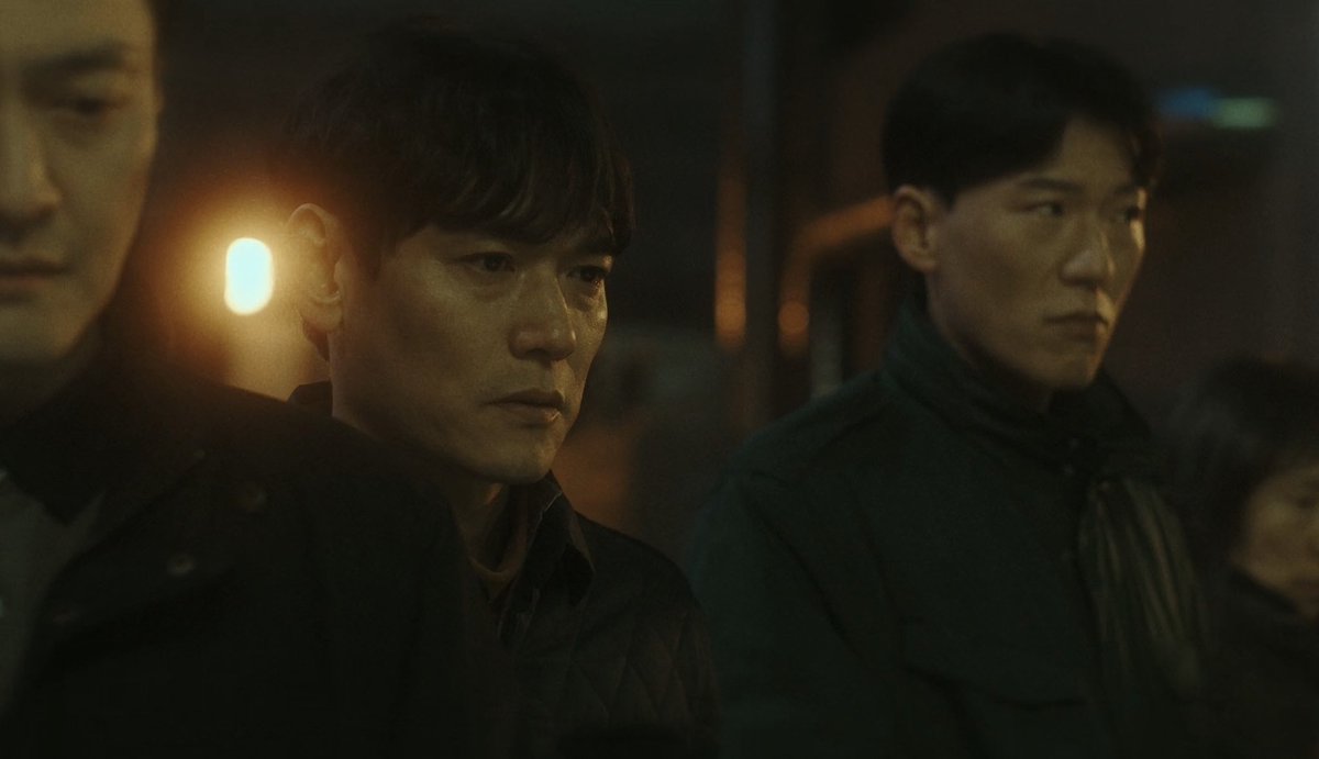 circulate9oo's tweet photo. The man who whispered to Gyehoon in #LinkEp2 was standing behind Gyehoon’s dad. Looking at the shots of the crowd in that scene, the fish vendor was standing exactly right in that spot.
#LinkEp12 #LinkEatLoveKill https://t.co/q6V5QK8Cmj