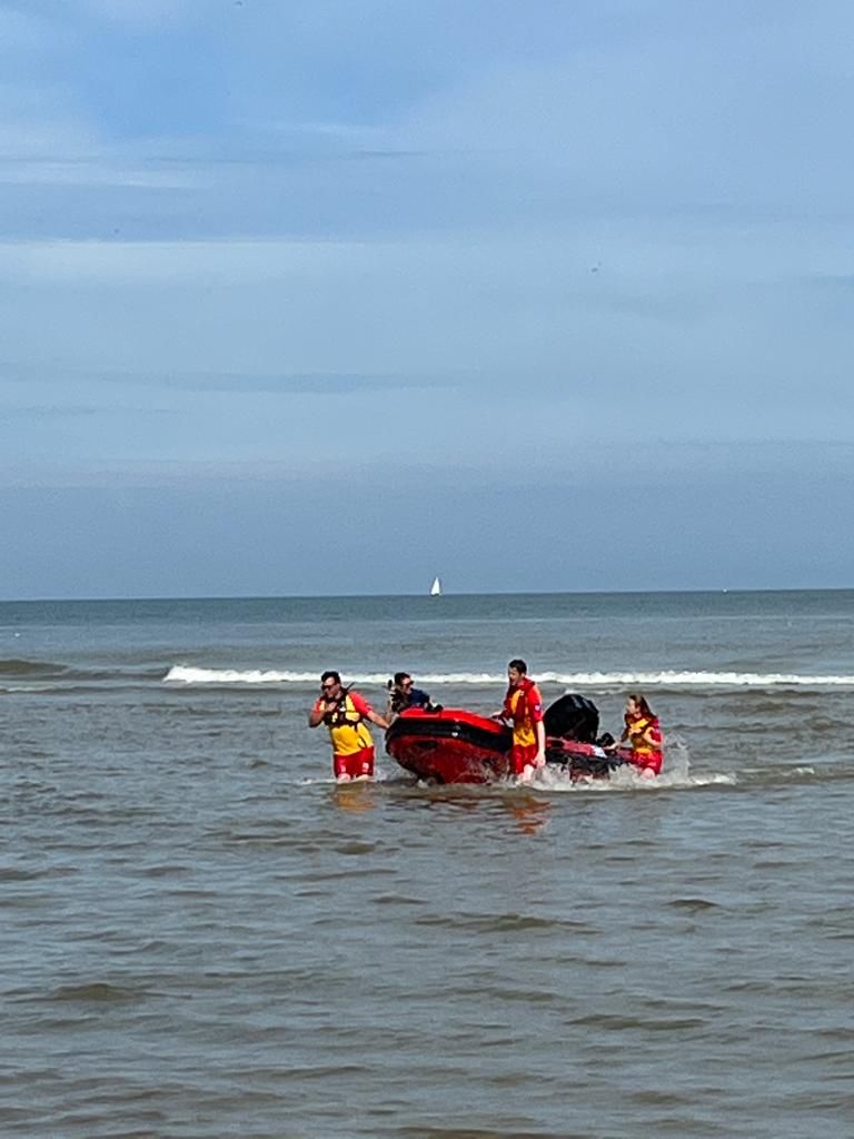 agentschapMDK's tweet photo. Op het strand van @gem_Koksijde organiseerde @crisisWVL een grootschalige oefening voor de #afsprakenregelingdrenkelingen ๐ Alle partners op het land, te water en in de lucht zetten hun beste beentje voor! Samen ๐ช๐ป in hulpverlening!
#SAR #mrccoostende #mdkinbeeld https://t.co/yrNhkHd0PH
