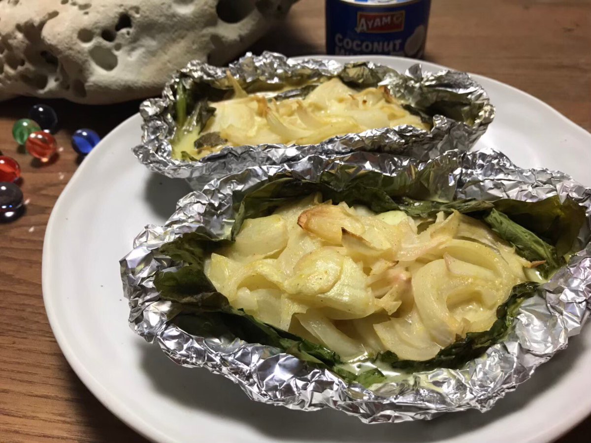 y_ryukou's tweet photo. Put the onions in coconut milk, wrap them in taro leaves and put them in the oven :^)
It seems to be steamed by the heat of the ground locally 8->

※ The name of the dish is a literal translation.
#世界の郷土料理事典
#Republic #of #Kiribati
#Palusami https://t.co/jqQAl7HaoO