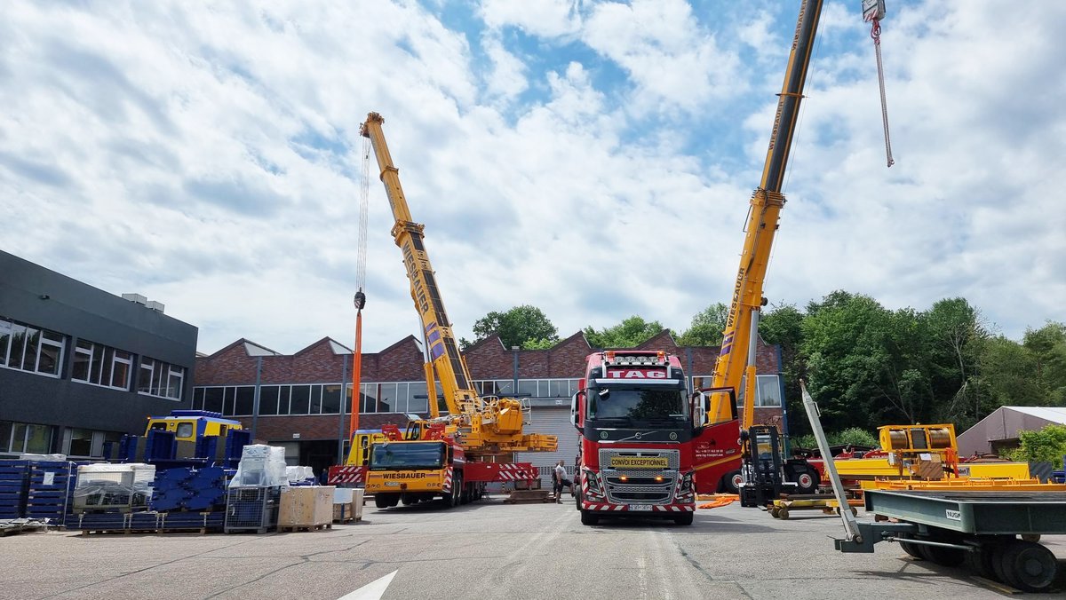 vollert_hds's tweet photo. Caution: Heavy transport. In the last days and weeks we had some heavyweights in shipping to our worldwide customers. Have a glimpse!
#heavytransport #designedbyVollert #onthewaytoourcustomers #madeingermany #vollert #engineeringyoursuccess https://t.co/sjkOZWwx8a