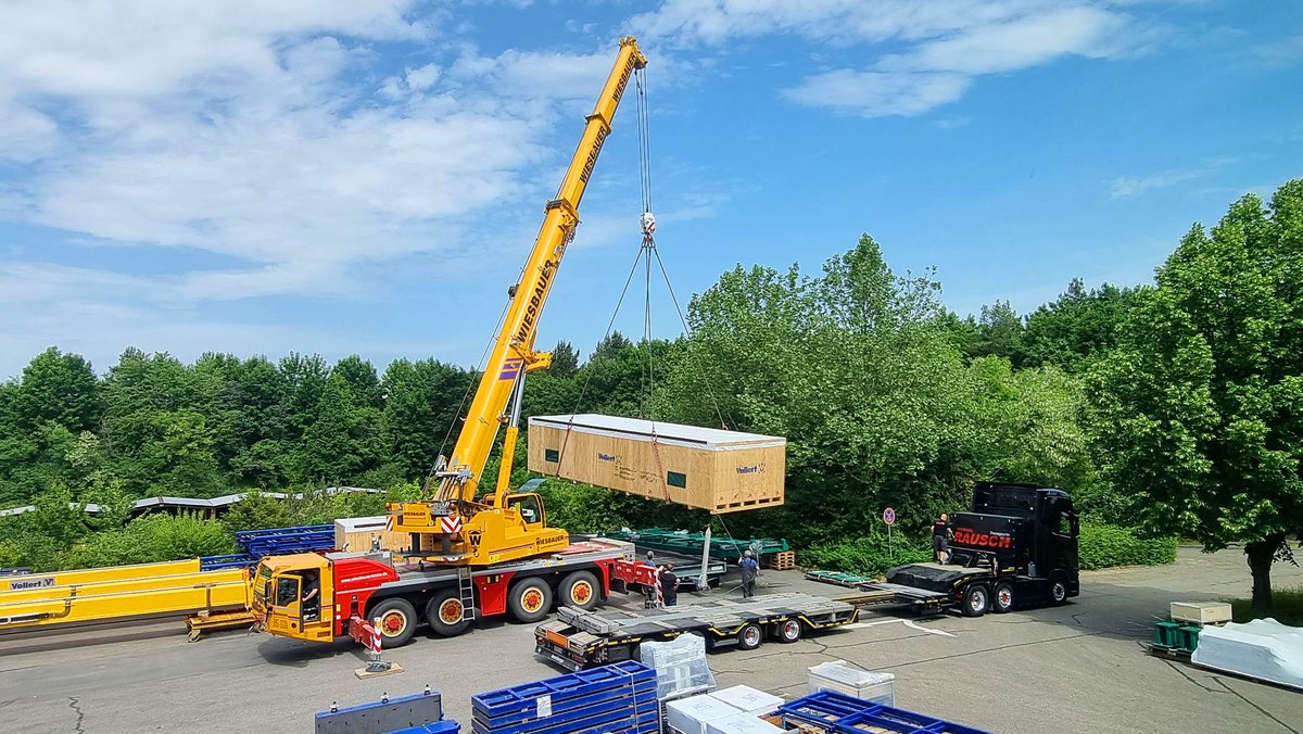 vollert_hds's tweet photo. Caution: Heavy transport. In the last days and weeks we had some heavyweights in shipping to our worldwide customers. Have a glimpse!
#heavytransport #designedbyVollert #onthewaytoourcustomers #madeingermany #vollert #engineeringyoursuccess https://t.co/sjkOZWwx8a