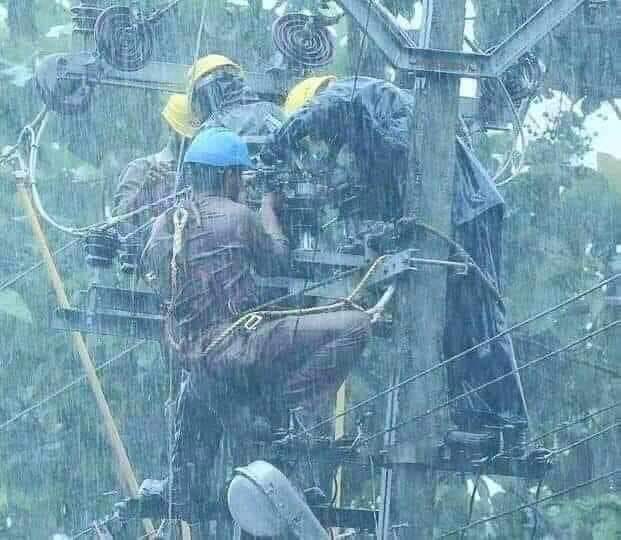 FaisalK68314803's tweet photo. In Telangana Hyderabad Real Heroes During Rain ❤We Should Respect them and treat them in Polite way they too have family...
 #HyderabadRains 💦💦 https://t.co/Uhrr6P6Hw3