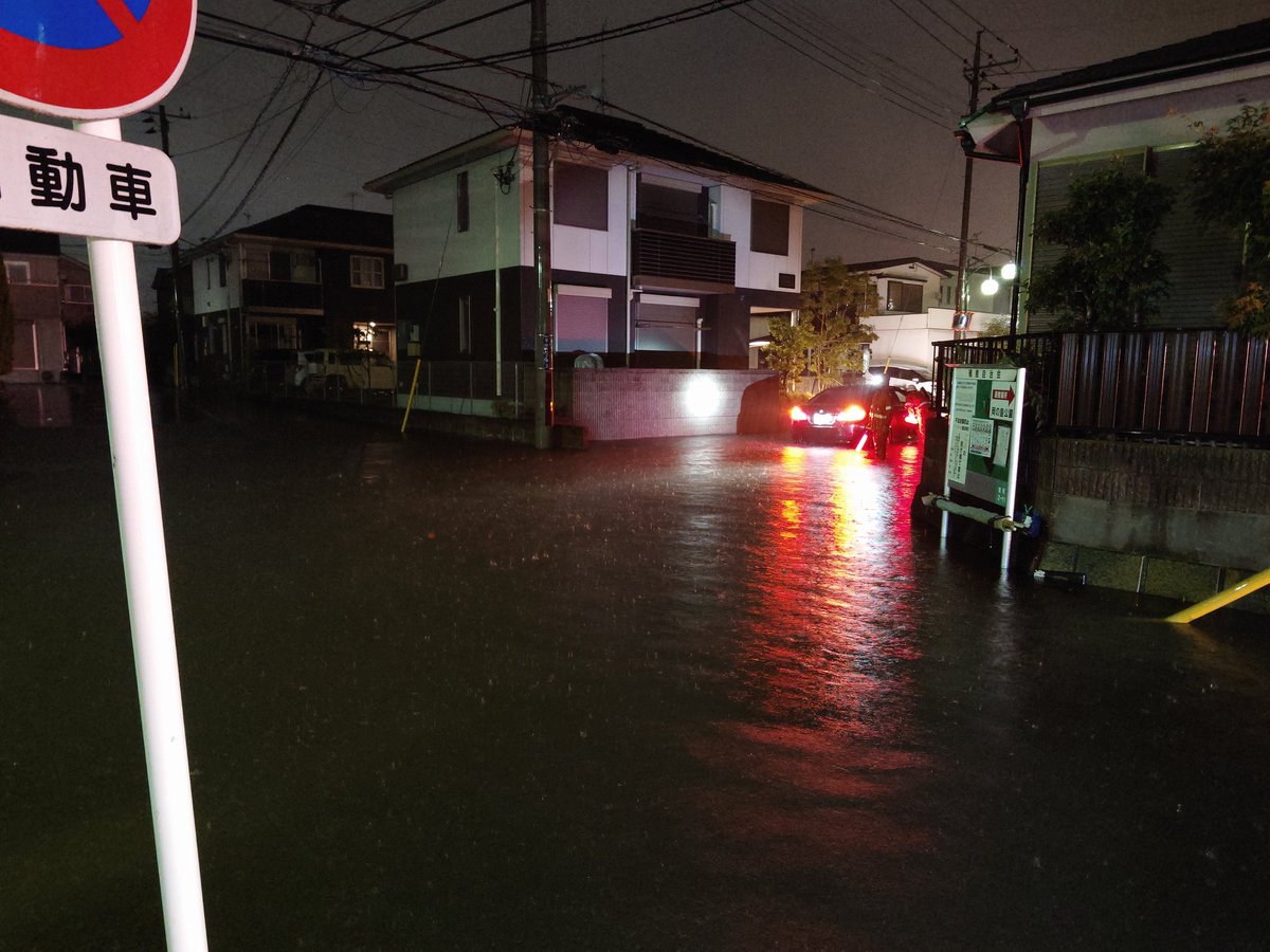 celceta_jp's tweet photo. #蓮田 の市道1号線、緑町で水が出てて通れません。藤ノ木坂のバス通りに迂回しましょう。 #hasuda https://t.co/ut4F43SrJh