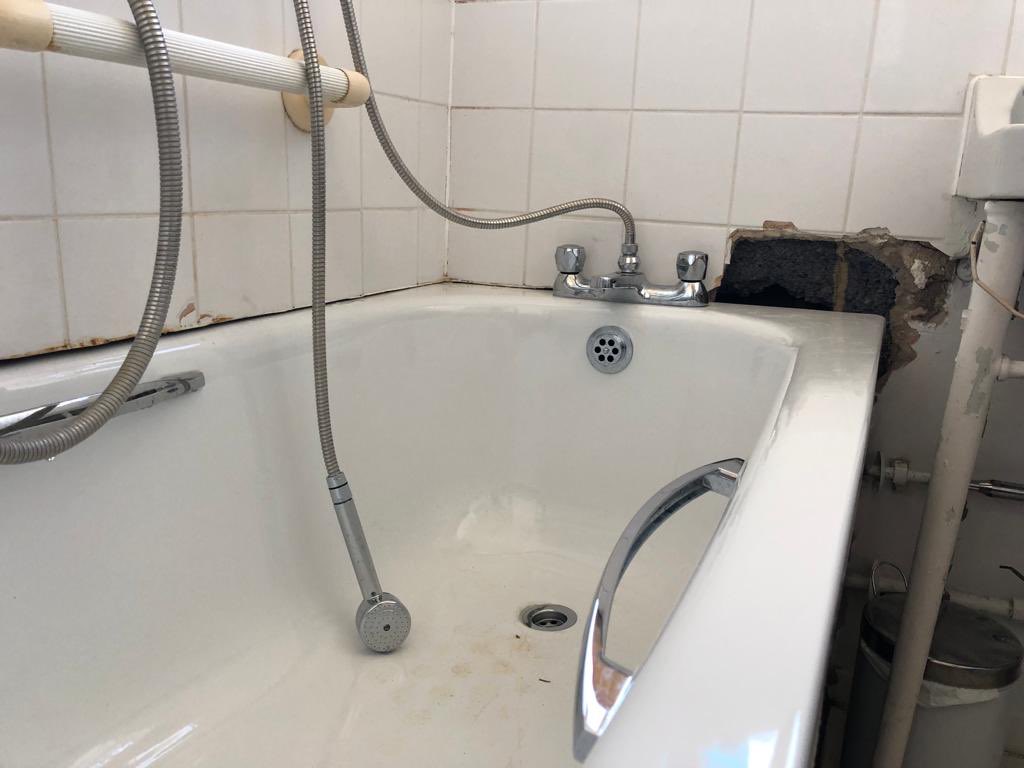 daniel_lee_uk's tweet photo. .@morgansindall @morgansindallps @CityWestminster my mother-in-law who is 75 and her husband that is 85 been left with this mess for a week. Our daughter also cut herself on the old bath and she ended up with an infection. It’s a disgrace. Please contact me urgently.#legalaction https://t.co/9FM8wpjnhV