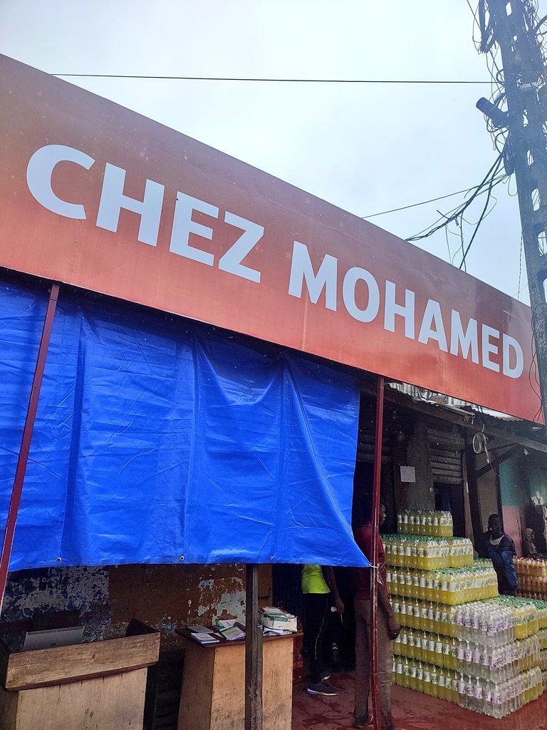 ETHGas_FNDN's tweet photo. Chez MOHAMED le SPIDER de luxe de UCB à NEW-BELL.

Aboubakar était là pour l'encourager et lui donner le fighting spirit. La population voulait alors le laisser partir ? 😅
Cherchons l'argent vraiment 👌🏼🇨🇲
#UCBbringsABOUToYou
#ABOUAtUCB
#ABOUavecUCB
#ABOUestSpecial
#LeCapiUnique https://t.co/ie4th5YbYo
