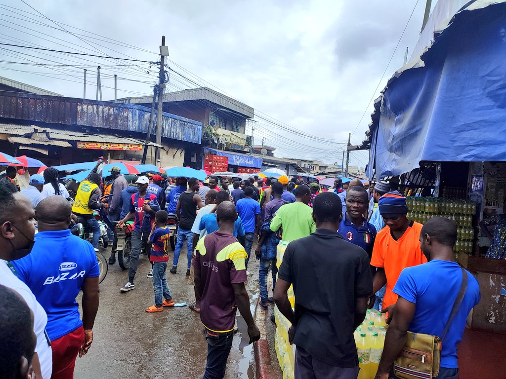 ETHGas_FNDN's tweet photo. Chez MOHAMED le SPIDER de luxe de UCB à NEW-BELL.

Aboubakar était là pour l'encourager et lui donner le fighting spirit. La population voulait alors le laisser partir ? 😅
Cherchons l'argent vraiment 👌🏼🇨🇲
#UCBbringsABOUToYou
#ABOUAtUCB
#ABOUavecUCB
#ABOUestSpecial
#LeCapiUnique https://t.co/ie4th5YbYo
