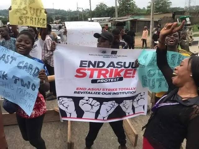 AntiXenophobian's tweet photo. 👇Buhari's adminstration in pictures... My dear, we have truly been through a whole lot.💔
#Obidatti2023
#muslimuslim
#nigeria
#APCHasFailed
#ASUU
#Godabeg https://t.co/DnAkLo5rQf