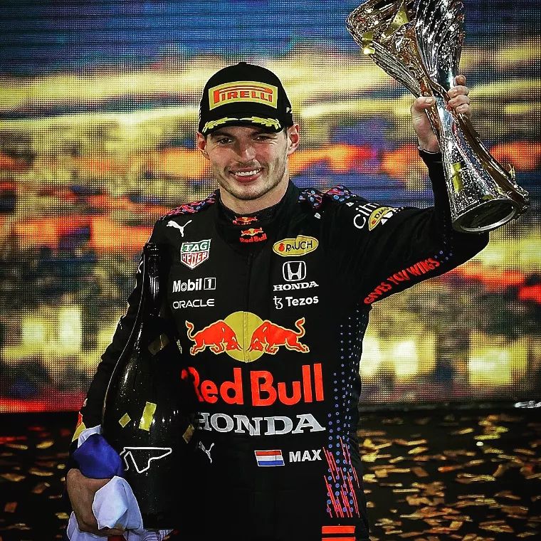 🏆 || Há exatos 7 meses, Max Verstappen cruzava a linha de chegada de Abu Dhabi e se tornava pela primeira vez campeão mundial de Fórmula 1.

Não tem como se esquecer e se emocionar com:

"Max Verstappen, you are world champion!" 🥹🦁

#MaxVerstappen #F1 #Formula1