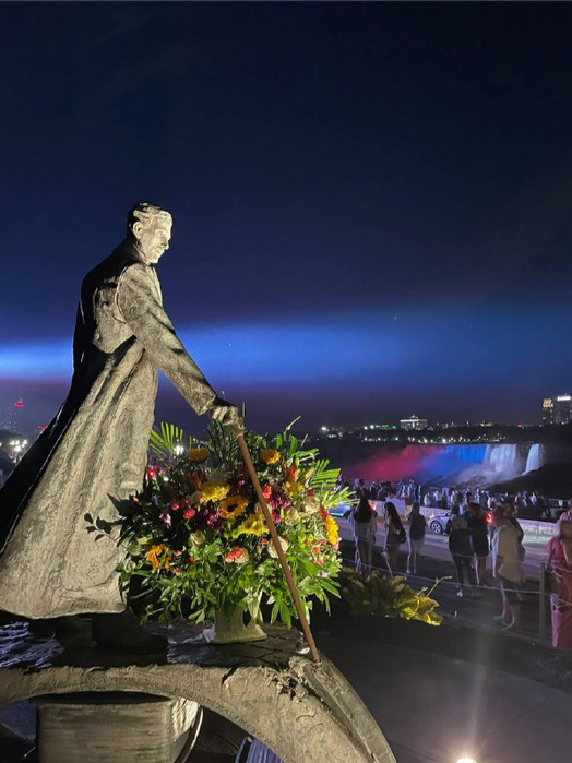 alexplat1244's tweet photo. Синоћ су Нијагарини водопади светлели бојама Србије у част великог Србина Николе Тесле. 🇷🇸❤️ https://t.co/sbGCjatdNB