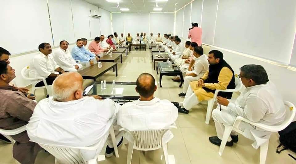 BBBatra's tweet photo. आज राष्ट्रपति चुनाव के लिये संयुक्त विपक्ष के उम्मीदवार श्री यशवंत सिन्हा जी का चंडीगढ़ में नेता प्रतिपक्ष चौ: @BhupinderShooda जी के निवास पर स्वागत कर शुभकामनाएं दीं !
इस अवसर पर @INCHaryana अध्यक्ष उदयभान जी क़ी मौजूदगी में CLP की बैठक हुई व सभी विधायकों ने अपना समर्थन दिया ! https://t.co/Sqc0v2L9XR