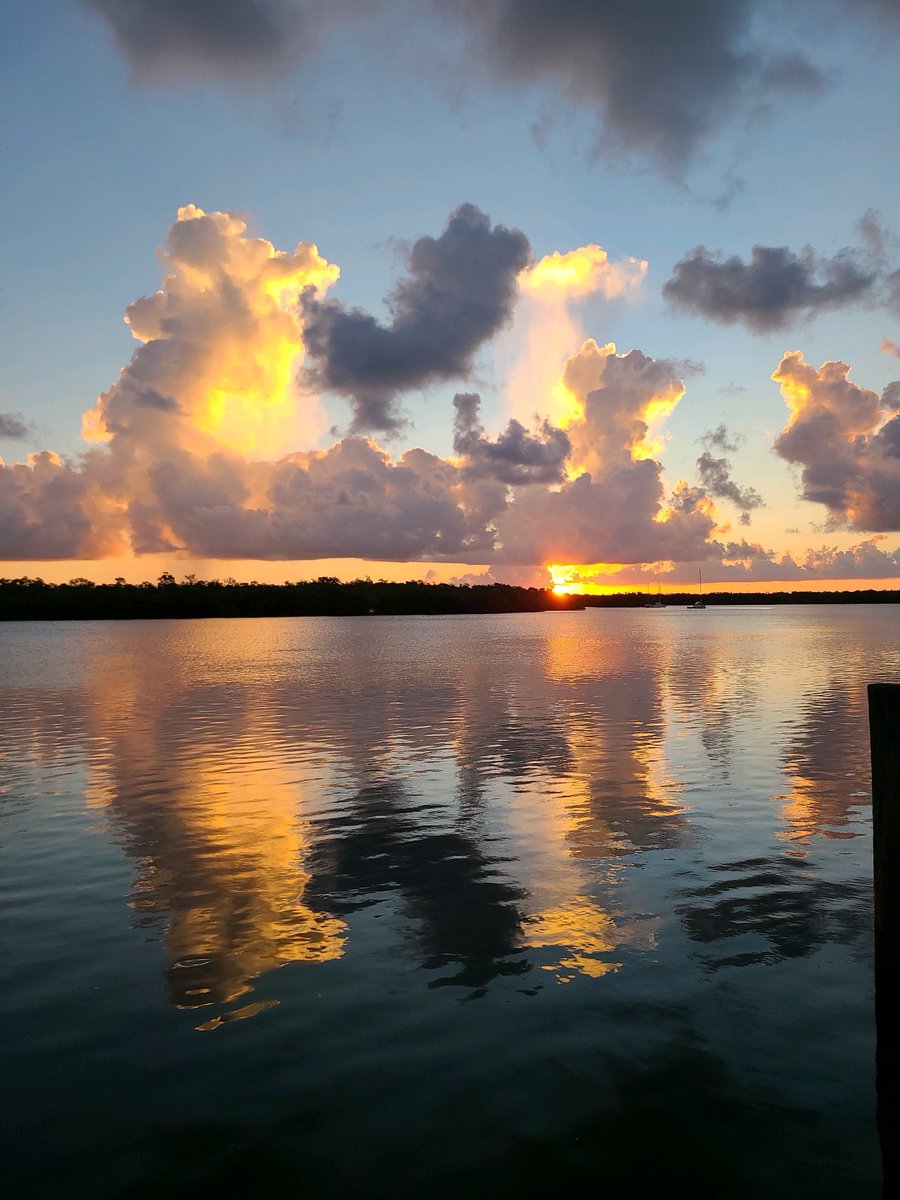 TownofFMB's tweet photo. Sunrise over the Bay and sunset over the Gulf. #fmbehere #7milesofpureparadise #esteroisland #fmb #gulflife #swfl #NeverGetsOld
Photo credit sunset Eva Spychalski https://t.co/u7lHFnom2f