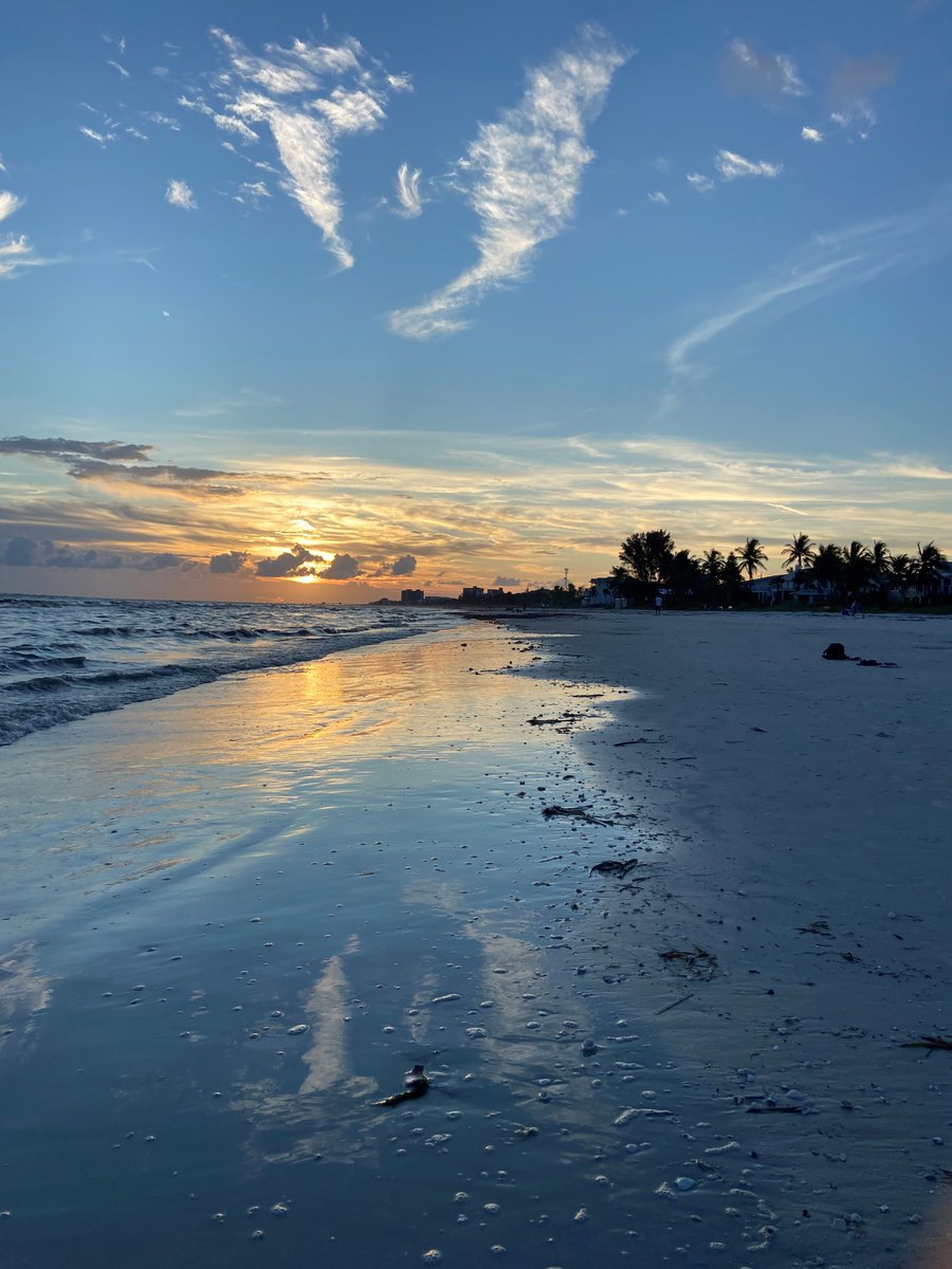 TownofFMB's tweet photo. Sunrise over the Bay and sunset over the Gulf. #fmbehere #7milesofpureparadise #esteroisland #fmb #gulflife #swfl #NeverGetsOld
Photo credit sunset Eva Spychalski https://t.co/u7lHFnom2f