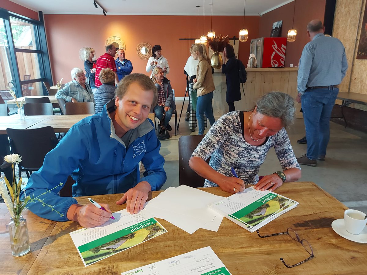 VerenigingNFW's tweet photo. Gisteravond een leuk en inspirerend weerzien met de deelnemers van de cursus Gastheer van het Landschap NFW van 2019 bij 'Om de Dobben'. Cursusleider Pyke Kroes en NFW-bestuurslid Pier Jan Boersma ondertekenden de certificaten die de deelnemers nog tegoed hadden. https://t.co/Bqxboic2iS