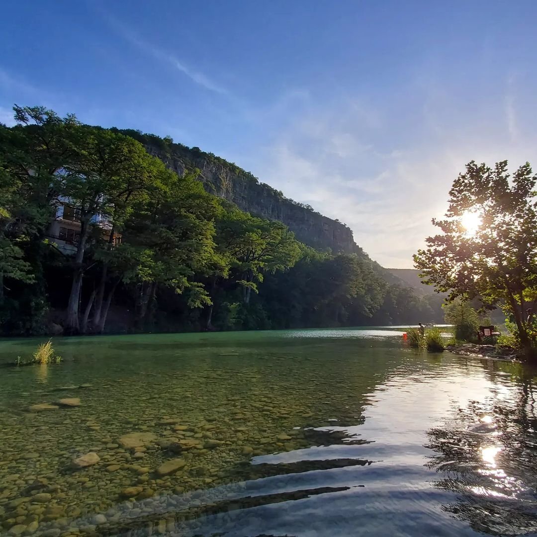 AprilMonterosa's tweet photo. I haven't been to the river in a while. I miss the quiet sunrises in the morning. The walks along the riverbank when everyone is still sleeping is the perfect time for self reflection. The pretty view is always the bonus. What do you do to self reflect? #selfreflection #Travel https://t.co/I4f9Qu14qf