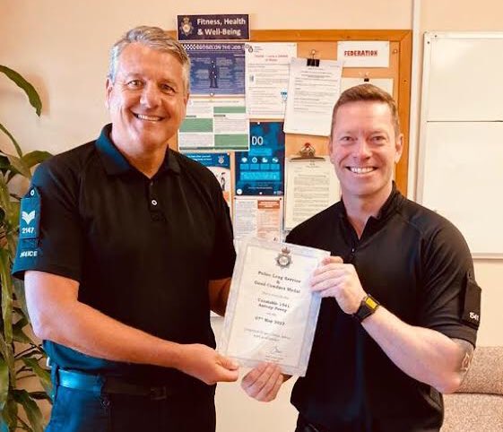 MODPolice's tweet photo. Congratulations to PC Povey from RAF Oakhanger who was recently presented with his #LSGC medal.
👍🏅
#ProudToBeMDP
#TuesdayMotivaton https://t.co/yhhn76mfMX