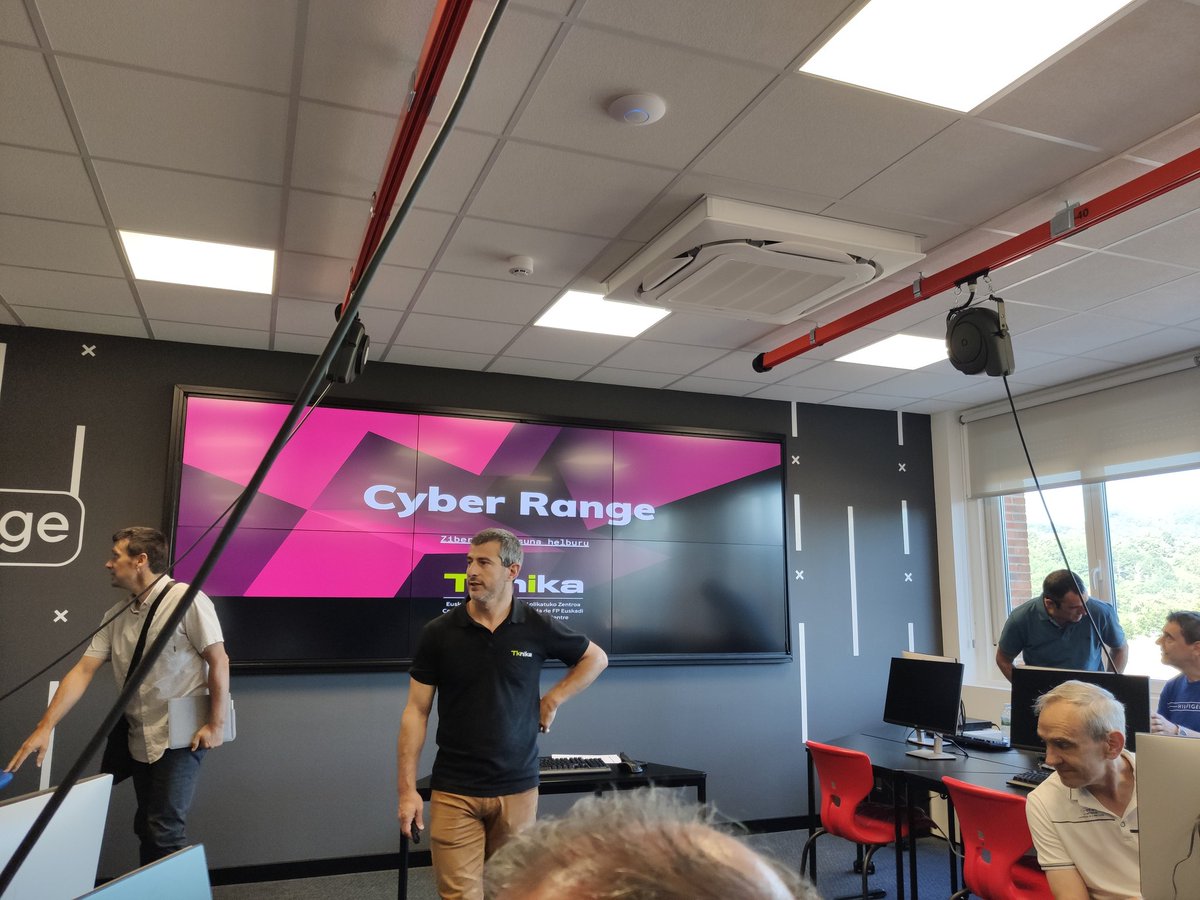 Gaur <a href="/tknika/">Tknika</a> Cyber Range espazioa bisitatzen. Bai irakasle eta bai ikasle orok bereganatu beharreko gaitasun digitalen artean, zibersegurtasuna da gaur egun indar handia hartzen ari dena. Heldu deizaiogun erronkari