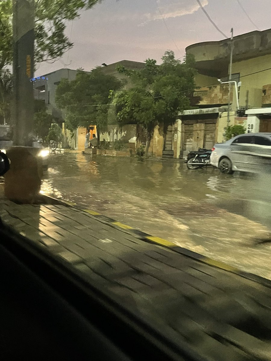 PaarasSattar's tweet photo. ایک چپ ہے جو نگلتی جارہی ہے شہر کو 
لیکن اس پر بولتا تو بھی نہیں ، میں بھی نہیں💔

#karachitoday #DHAKarachi #KarachiRain https://t.co/pu9RTMvFJb