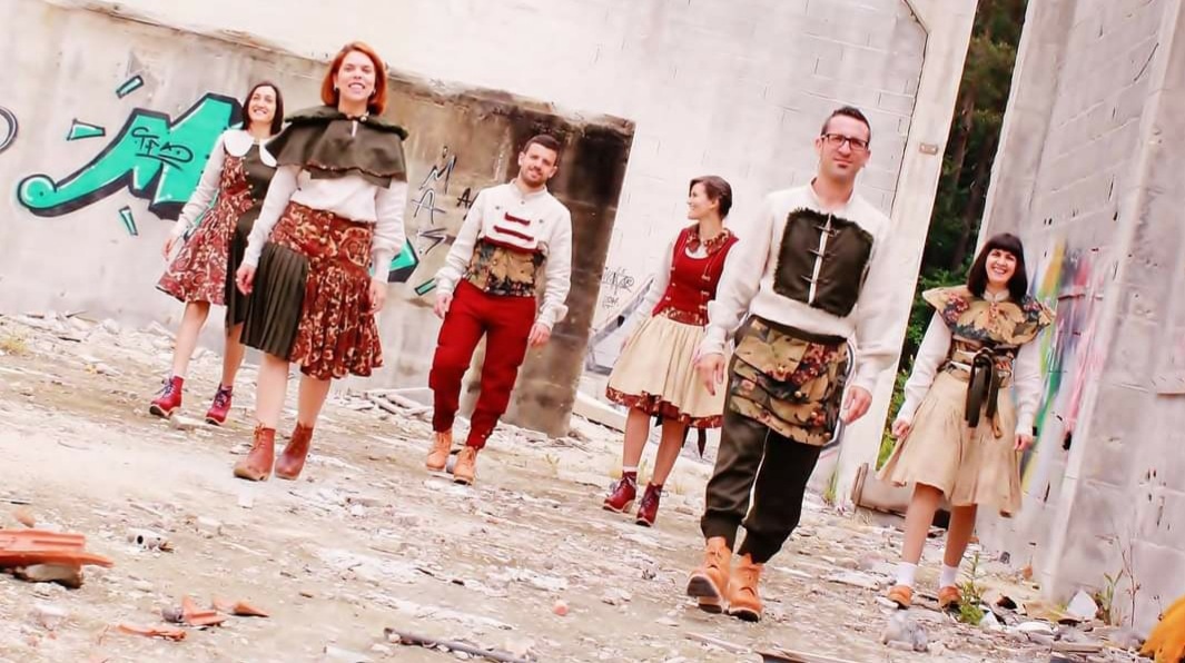 Velaquí o primeiro grupazo co que bailaremos este venres: @donicelas_folk 🥁

A súa filosofía é ser un grupo de amigo@s cun denominador común: o amor pola nosa música 🎶 E nós non podemos estar máis de acordo!!♥️

¡Vémonos en catro días!💥