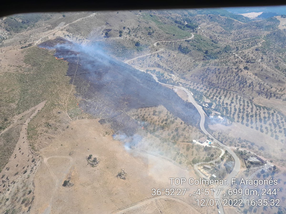 Plan_INFOCA's tweet photo. 🔴 DECLARADO #IFArdales, #Málaga, en paraje “Loma de la Castaña”. Medios en intervención: 1 helicóptero Súper Puma (KA-70), 1 helicóptero ligero (LA-7), 2 #TOP, 2 #BRICA, 4 grupos de #BomberosForestales y 1 #AAMM https://t.co/IkutQSXkwb