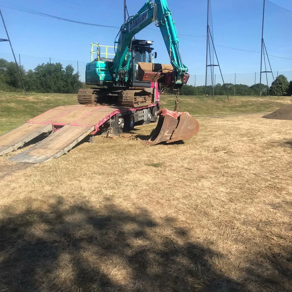 DuraBunker's tweet photo. The big guns are in to keep ots smaller buddy company some tasty green complexes appearing &amp; plenty more shapes to come @therayleighclub #bunkerdesign #bunkershaping #bunkerreno #contractors https://t.co/BiLBsqMrNO