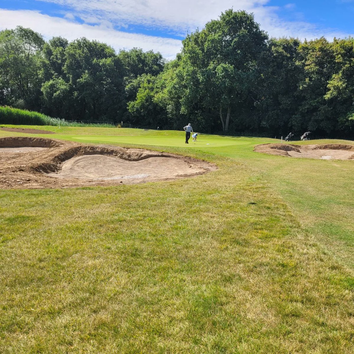 DuraBunker's tweet photo. The big guns are in to keep ots smaller buddy company some tasty green complexes appearing &amp; plenty more shapes to come @therayleighclub #bunkerdesign #bunkershaping #bunkerreno #contractors https://t.co/BiLBsqMrNO