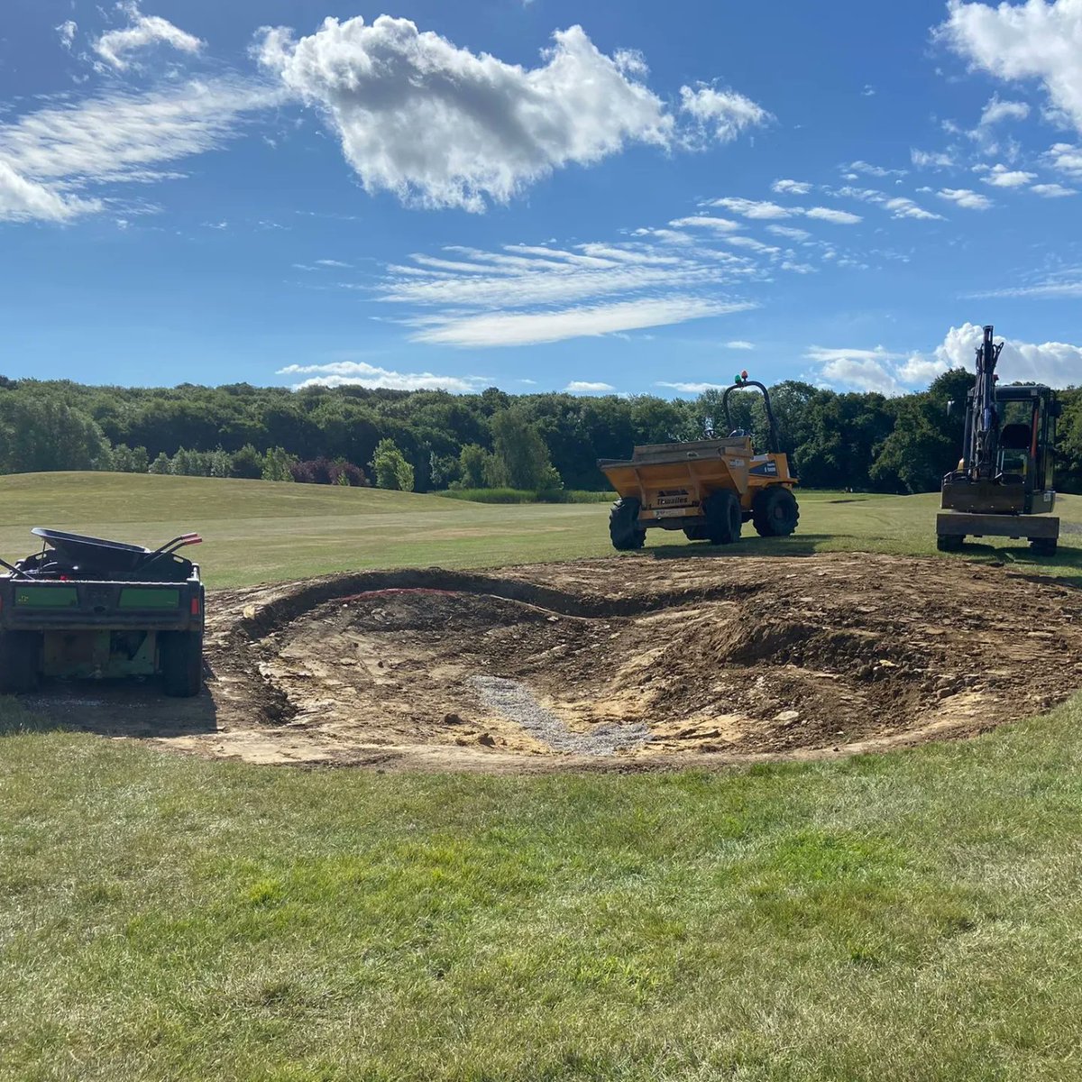 DuraBunker's tweet photo. The big guns are in to keep ots smaller buddy company some tasty green complexes appearing &amp; plenty more shapes to come @therayleighclub #bunkerdesign #bunkershaping #bunkerreno #contractors https://t.co/BiLBsqMrNO