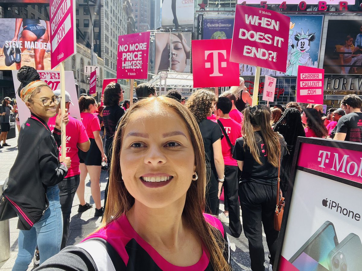 mindythetrainer's tweet photo. Great things are happening at Times Square NYC! The Uncarrier leading with 5G 💕 https://t.co/PChOPSv7t9