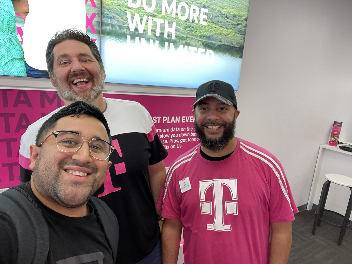 El_DennisG's tweet photo. Great day onboarding our new Rockstar RSM at Roanoke VA and meeting this talented Frederick MD Market! Love seeing so much talent across SMRA Mid-Atlantic 💪 https://t.co/5MMQiuoNTG