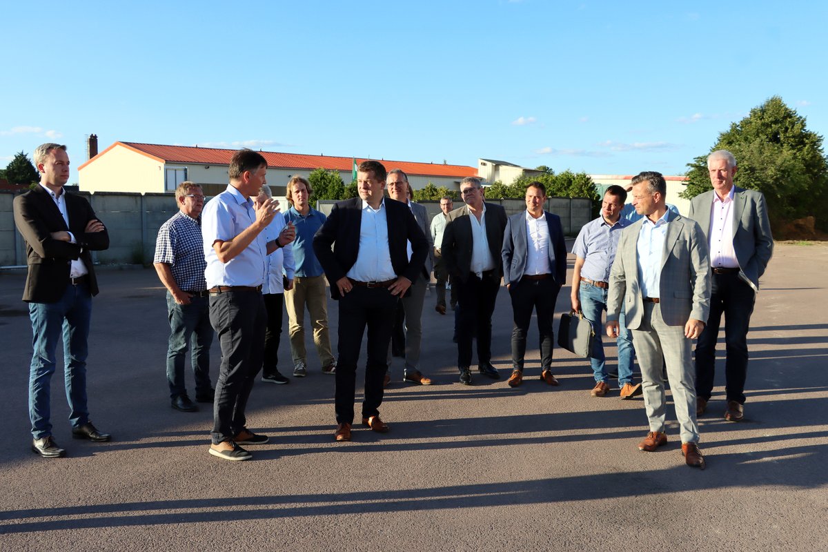 MWL_LSA's tweet photo. Viele Themen beschäftigen Landwirte in #SachsenAnhalt. Landwirtschaftsminister Sven Schulze, derzeit Vorsitzender der #AMK2022, hat mit dem Kompetenzteam im Landkreis ABI über aktuelle Herausforderungen gesprochen. 
#mwl #landwirtschaft #ukrainekrieg #düngeverordnung https://t.co/IY4gRX4MMW