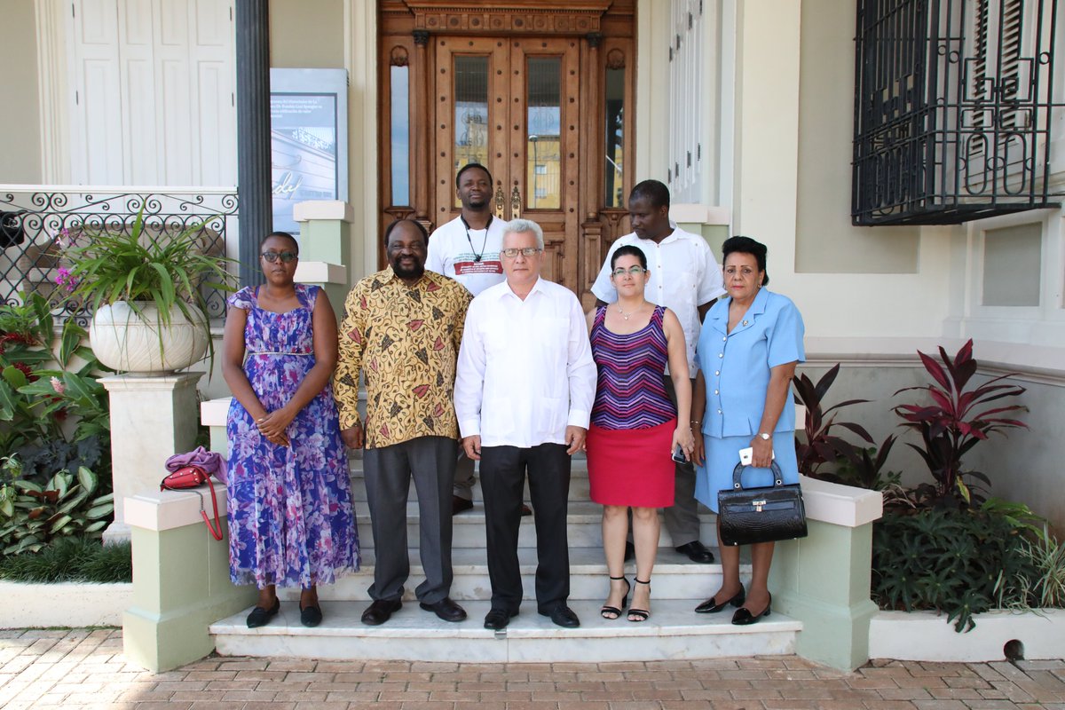 Recibe el #CentroFidelCastroRuz al secretario de Relaciones Internacionales del <a href="/ZANUPF_Official/">ZANU PF</a>, Simbarashe S. Mumbengegwi. #FidelVive  #CubaPorLaPaz  <a href="/embacubazim/">Embajada de Cuba en Zimbabwe</a>