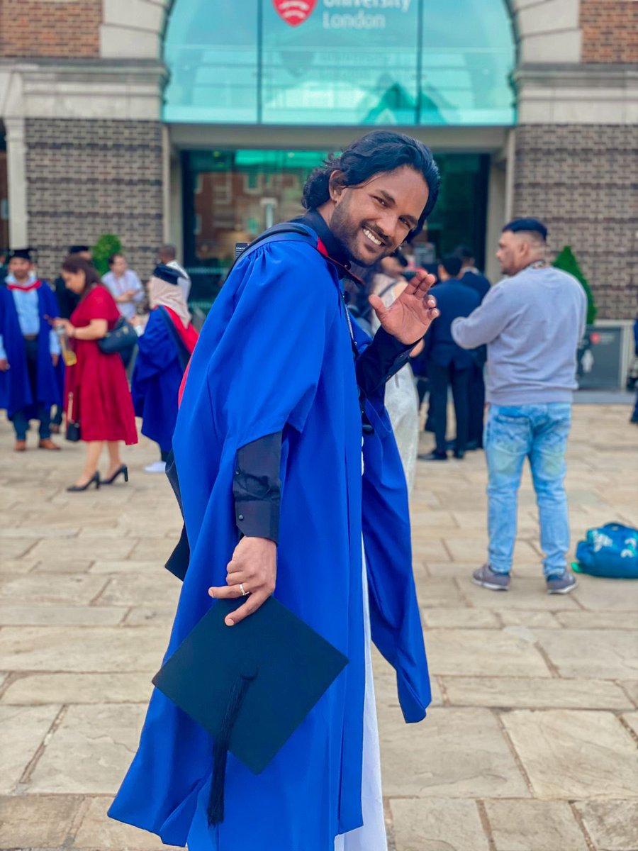 Alokuayya's tweet image. Graduating in style 💙🤍❤️ @MiddlesexUni 

#mdx #mdxgrad #graduation