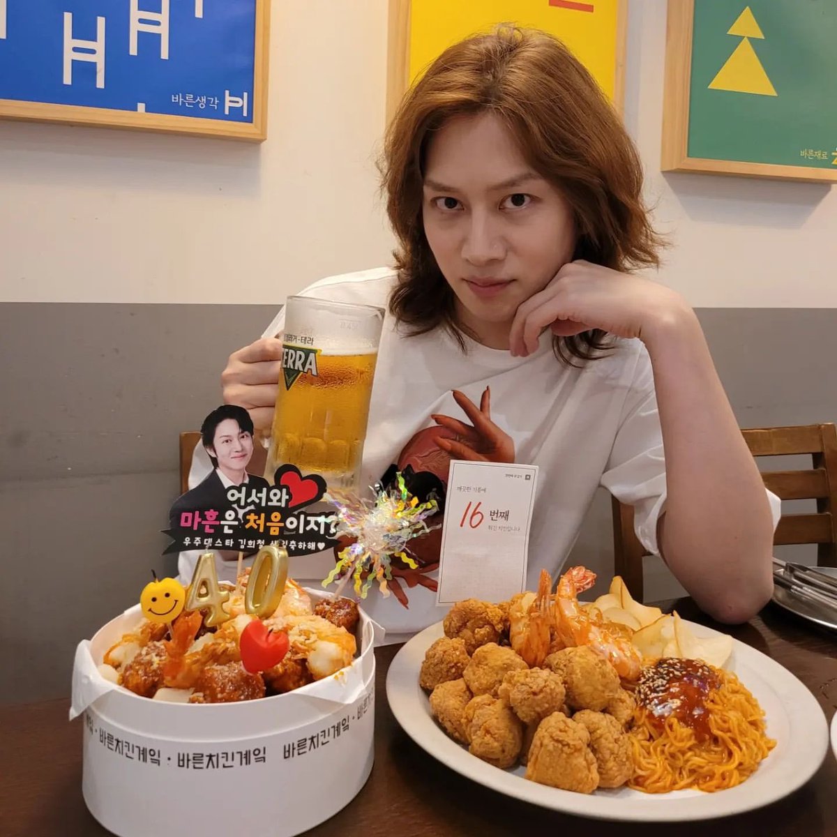saedalcom_'s tweet photo. kimheenim IG

40÷2=20
그러므로 이제 스무살 생일이라고 할 수 있지😔
'케잌' 인줄 알았더니 '계잌' 이라고 써있음🤪
🎂🙅‍♂️
🍗🙆‍♂️

🥭🥭🥭🥭🥭🥭🥭🥭🥭🥭🥭🥭🥭🥭🥭
.
.
#Mango #김희철 #HEECHUL https://t.co/1eY7lmUrkX