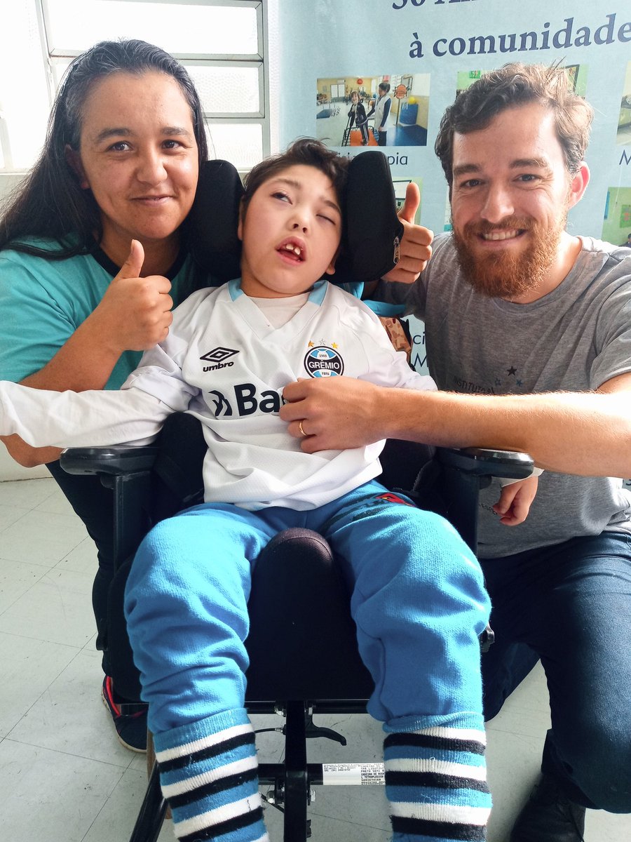 DesejoAzul's tweet photo. @GuaragnaKayser foi o voluntário da ação que marcou o retorno das açoes do @DesejoAzul na @VivaCerepal . E quem ganhou a camiseta oficial do @gremio foi o Erick. https://t.co/TLlNP0IwcM