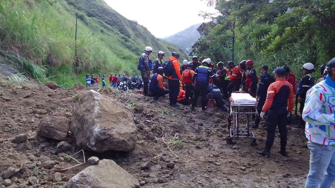 JEHYSONGUZMAN's tweet photo. Saludos Mérida, ante el evento geomorfológico presentado en la cuesta de El Chama, parroquia Jacinto Plaza, le instruí a los organismos de seguridad y prevención resguardar la vida del pueblo merideños mientras maquinaria y equipo de la Gobernación y Alcaldía trabajan https://t.co/zGQw9m4538