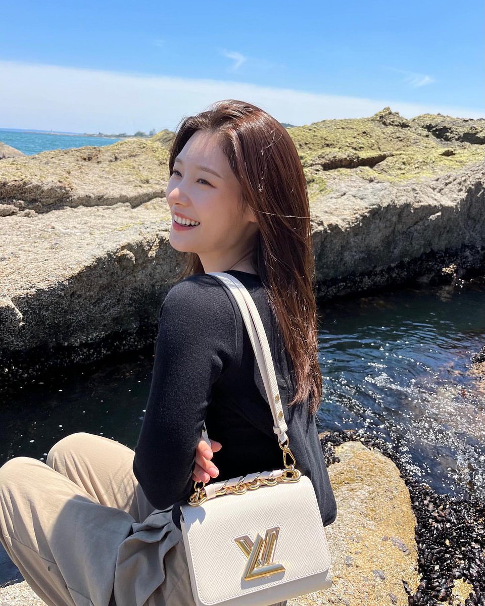 aerikane's tweet photo. The sea is so blue! It’s quite hot today but doesn’t diminish the beauty of this moment. I think black is appropriate to wear today right? With my white Louis Vuitton bag it fits perfectly. 🥺🎀 https://t.co/m4pp5Iy9he