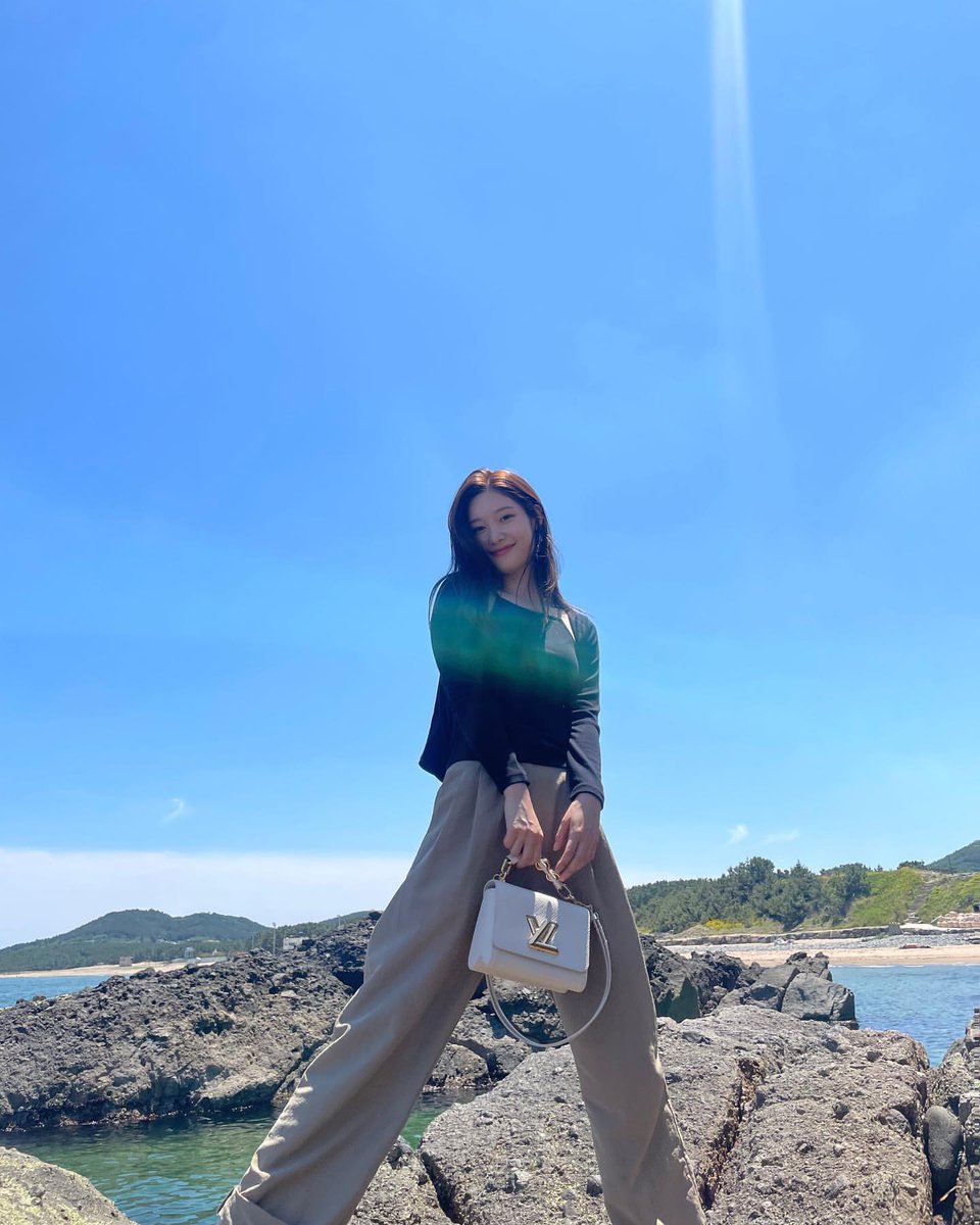 aerikane's tweet photo. The sea is so blue! It’s quite hot today but doesn’t diminish the beauty of this moment. I think black is appropriate to wear today right? With my white Louis Vuitton bag it fits perfectly. 🥺🎀 https://t.co/m4pp5Iy9he