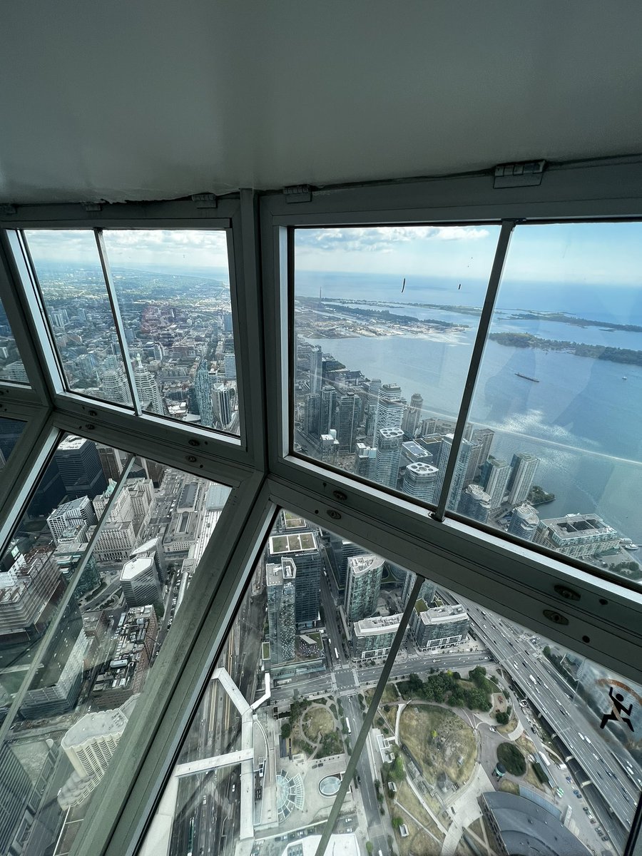 C_LOKing's tweet photo. highest observation platform in the Western Hemisphere.🛕🇨🇦 https://t.co/fQ3MoYP6Bj