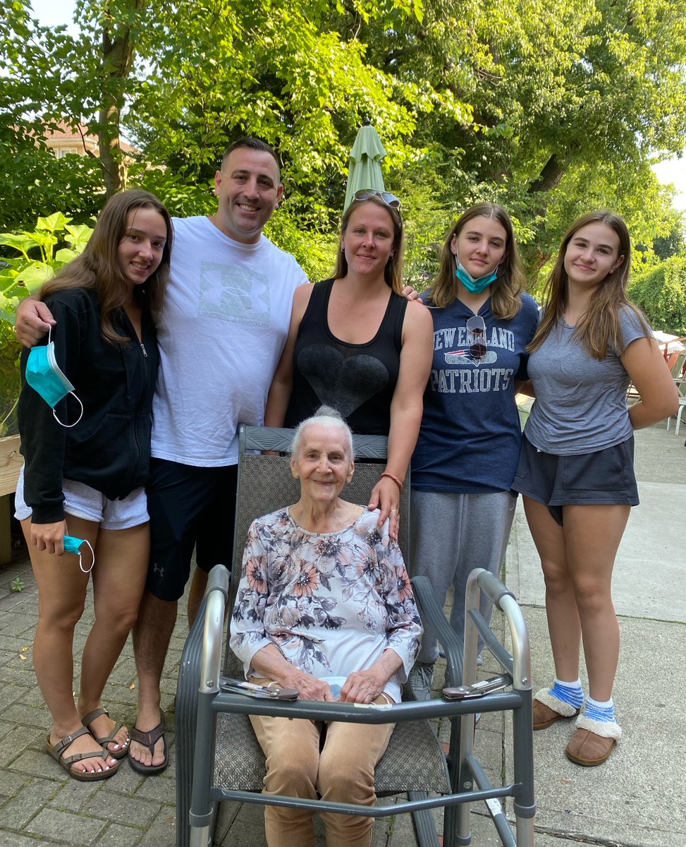 BrightSideManor's tweet photo. Our beautiful Bright Side Manor Resident, Mimi, with her grandson, granddaughter-in-law and three great granddaughters! 🥰
#assistedliving #seniorlife #seniorcare #seniorliving #familyvisits https://t.co/ni4BeiV5nJ