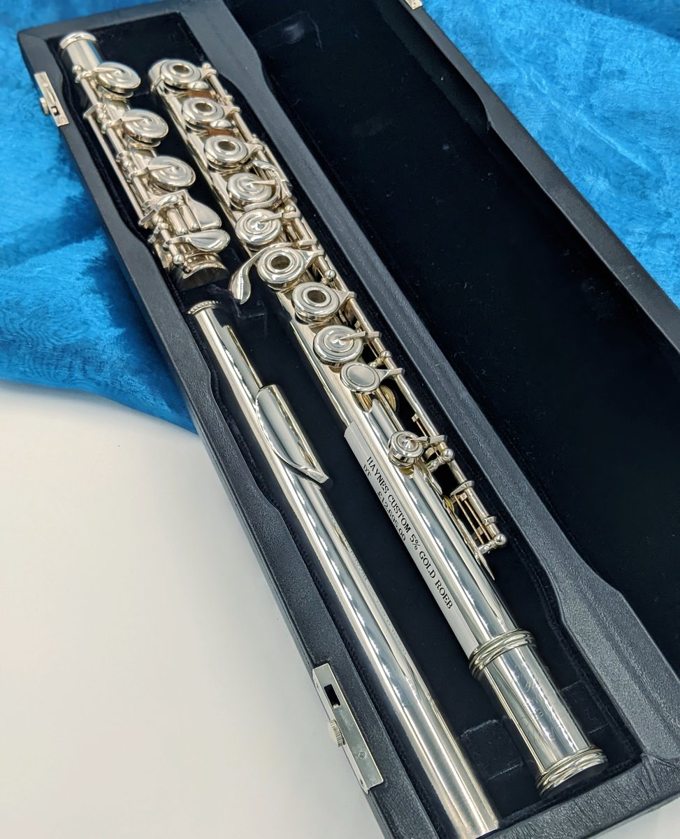 AllFlutesPlus's tweet image. This is a Haynes 5% Gold handmade flute with drawn tone holes. Includes 18k white gold riser, open holes, offset G, E mechanism, B foot. £14880

Specs and purchase: bit.ly/3ax9Fwj.

@haynesflutes #newflute #silverflute #goldflute #fluteplayers #flutesection #flutelyfe